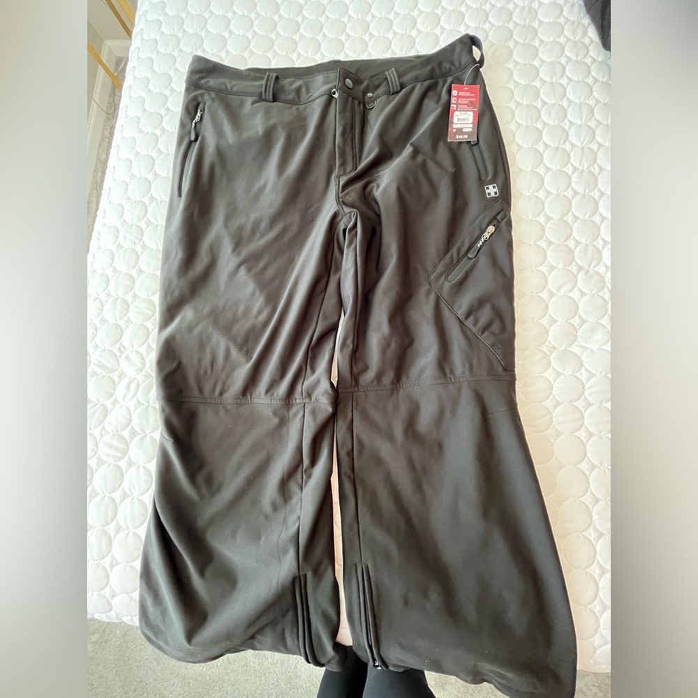 Snow pants new with tags. Brushed fabric and soft feeling. Size XXL. Unisex